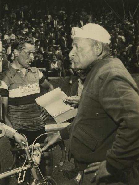 Ciclismo - Vito Favero - 46° Tour de France - Tappa Namur (Belgio)- Roubaix - Con Alfredo Binda e un tecnico dopo il traguardo