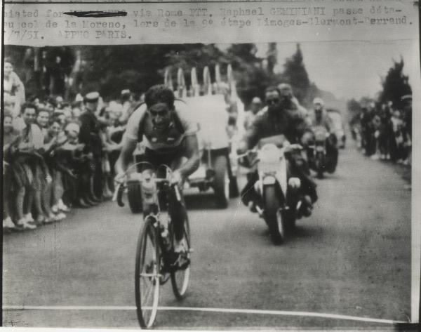 Ciclismo - Raphael Géminiani - 38° Tour de France -Tappa Limoges-Clermont-Ferrand - Il vincitore impegnato sul Col de la Moreno