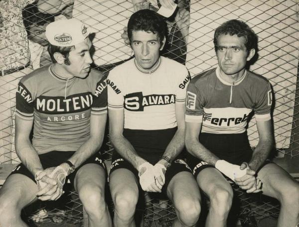 Ciclismo - Felice Gimondi - Genova - Giro dell'Appennino 1971 - Con Eddy Merckx e Italo Zilioli prima della partenza - Ritratto di gruppo