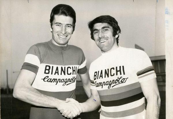 Ciclismo - Felice Gimondi - Stretta di mano con il collega Marino Basso