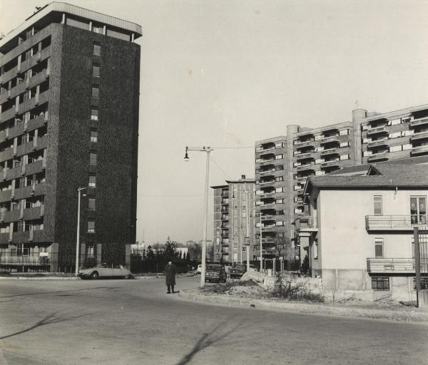 Milano - QT8 - Via Isernia - Via Pergine - Nuovi palazzi  di edilizia popolare