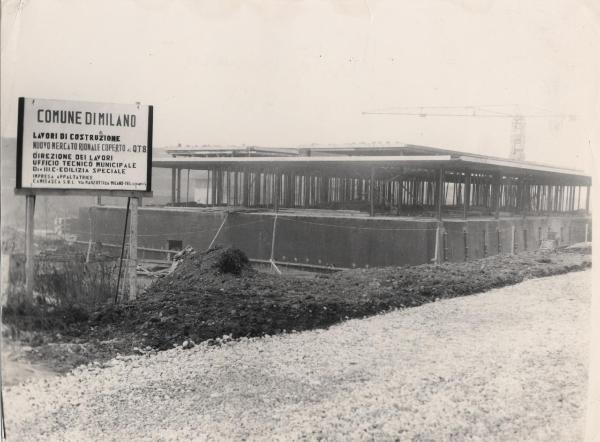 Milano - QT8 - Via isernia - Lavori di costruzione del mercato coperto rionale - Cartellone con scritta del Comune di Milano