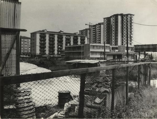 Milano - Quartiere Gallaratese - Quartiere Comina -  La zona dove sorgerà la quarta "casa torre" - Sullo sfondo palazzi di edilizia popolare