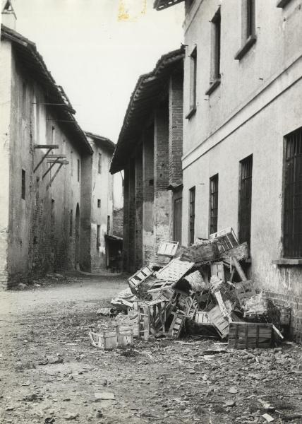 Milano - Quartiere Lampugnano - Uno stretto vicolo del borgo antico - Catasta di ceste
