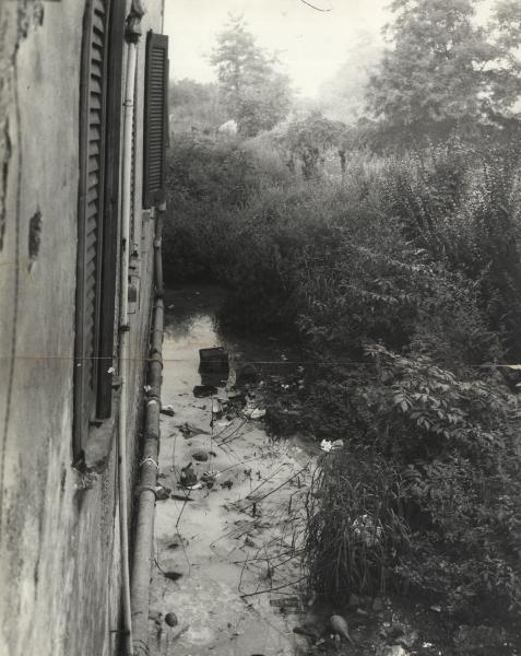 Milano - Quartiere Lampugnano - Canale di scolo accanto a un edificio 
