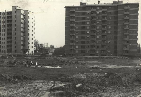 Milano - Quartiere QT8 - Edilizia popolare - Bambini giocano nel terreno incolto