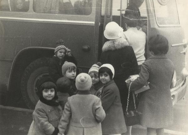 Milano - Quartiere Gallaratese - Quartiere San Leonardo - Via Appennini - Bambini e mamme prendono l'autobus per andare all'asilo