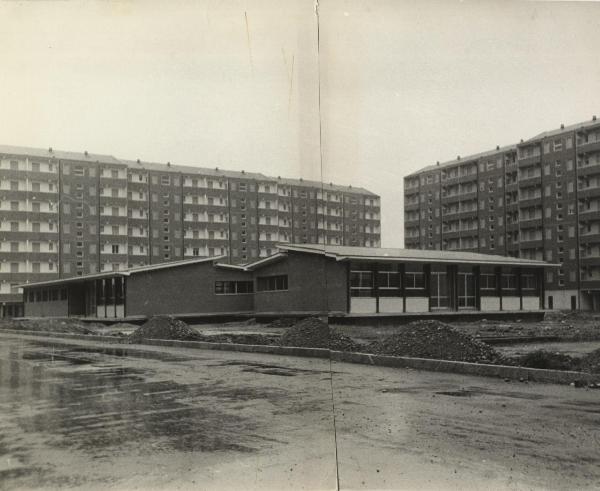 Milano - Quartiere Gallaratese - Quartiere San Leonardo - Case d'abitazione - Bassi edifici prefabbricati