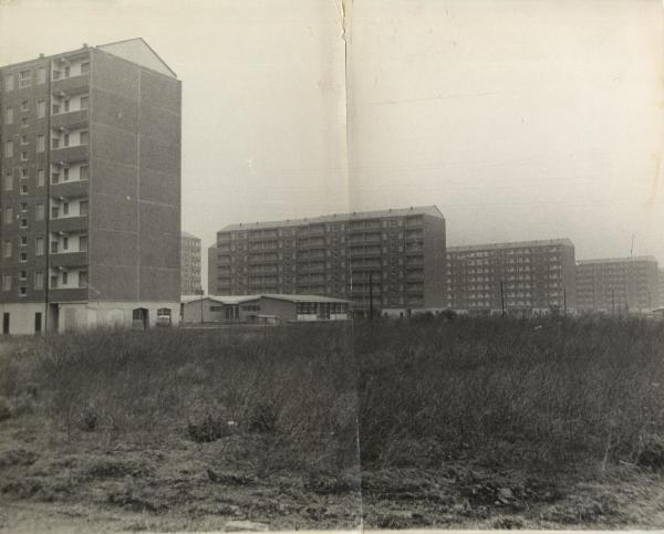 Milano - Quartiere Gallaratese - Quartiere San Leonardo - Case d'abitazione - Bassi edifici prefabbricati - Terreno incolto