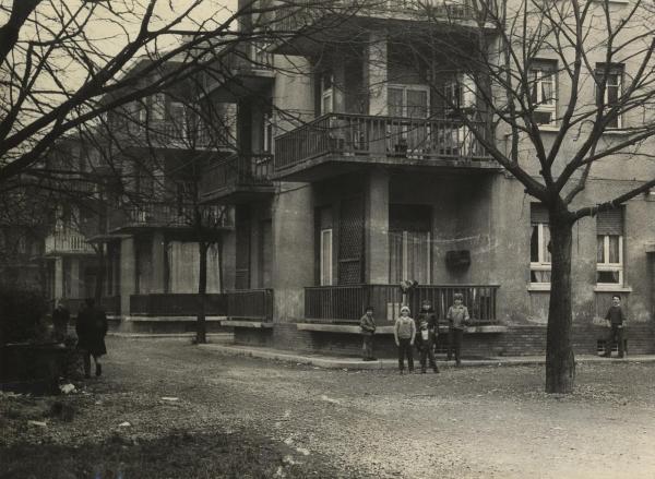 Milano - Quartiere San Siro - Via Pinerolo - Gruppo di bambini in posa davanti al fotografo nel cortile di casa - Passanti