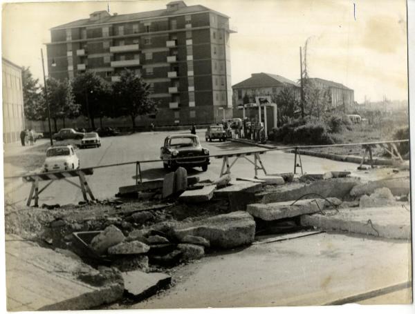 Milano - Quartiere San Siro - Via Novara - Strada bloccata da un cantiere - Automobili