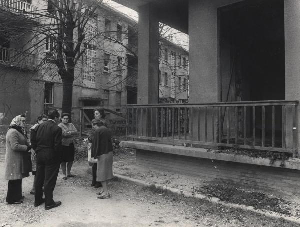 Milano - Quartiere San Siro - Via PInerolo 40 - Gruppo di inquilini guarda un appartamento danneggiato dal fuoco