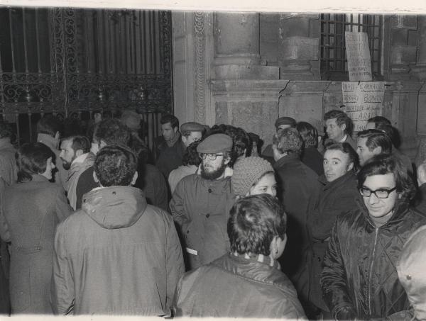 Milano - Piazza della Scala - Palazzo Marino - Delegazione degli abitanti del quartiere Gallaratese protesta per la mancanza di servizi pubblici