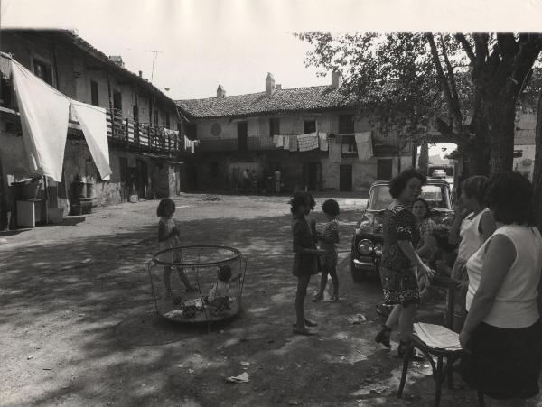 Milano - Quartiere San Siro - Via Novara - Cortile di cascina - Gruppo di donne  bambini - Disagio per mancanza di acqua