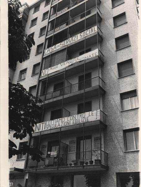 Milano - Piazzale Giovanni dalle Bande Nere - Case per abitazione - Striscioni di protesta del Sunia sui balconi contro le vendite frazionate e le speculazioni immobiliari