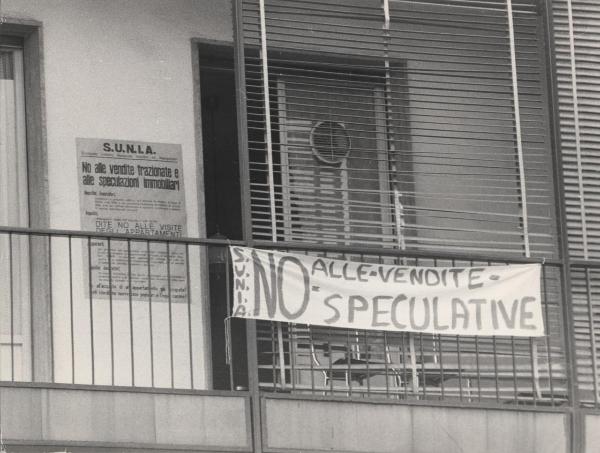 Milano - Piazzale Giovanni dalle Bande Nere - Case per abitazione - Striscione di protesta del Sunia su un balcone contro le vendite frazionate e le speculazioni immobiliari - Manifesto