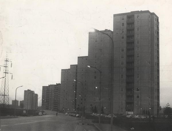 Milano - Quartiere Gallaratese - Via  Giacomo Quarenghi - Le sei "torri" dello IACP - Palazzi di edilizia popolare
