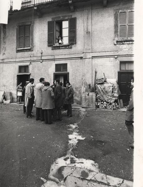 Milano - Quartiere Lampugnano - Cascina Cottica - Ispezione del Comune per verificare le condizioni abitative - Gruppo di uomini
