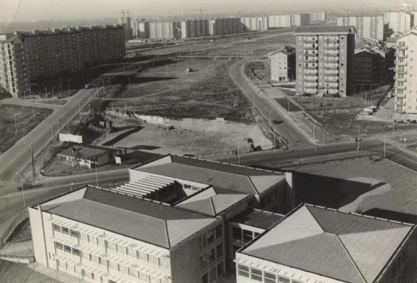 Milano - Quartiere Gallaratese - Panoramica su un'area destinata all'edificazione - Sullo sfondo e in primo piano le nuove costruzioni