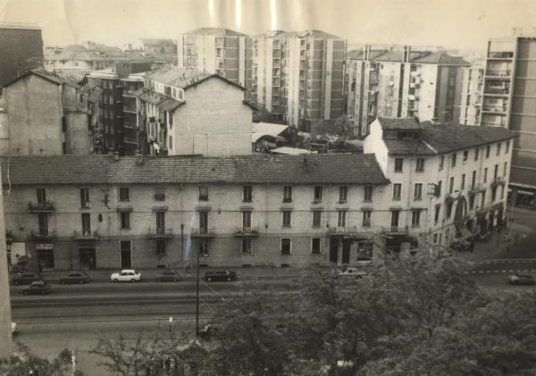 Milano - Via Rembrandt - Piazza Diego Velasquez - Vecchio caseggiato destinato ad essere abbattuto