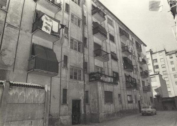 Milano - Via Gianicolo - Scorcio della facciata esterna delle case popolari