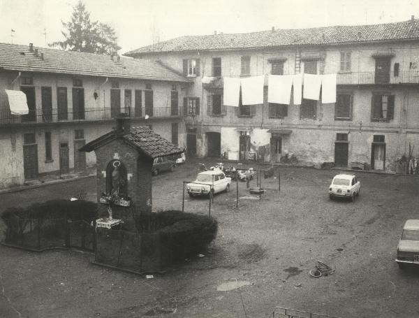 Milano - Quartiere Lampugnano - Cascina Cottica - Cortile con cappella votiva - Venti famiglie sotto sfratto