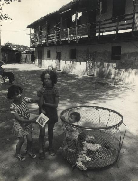 Milano - Quartiere San Siro - Via Novara - Cortile di cascina - Gruppo di bambini - Disagio per mancanza di acqua