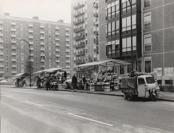 Milano - Quartiere Gratosoglio - Mercato rionale di frutta e verdura - Sullo sfondo palazzi di edilizia popolare