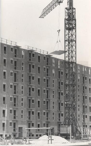 Milano - Quartiere Gratosoglio - Costruzione di palazzi prefabbricati di edilizia popolare