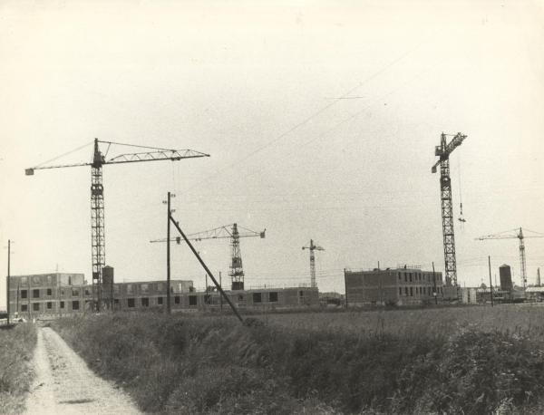 Milano - Quartiere Gratosoglio - Costruzione di palazzi prefabbricati di edilizia popolare - Gru