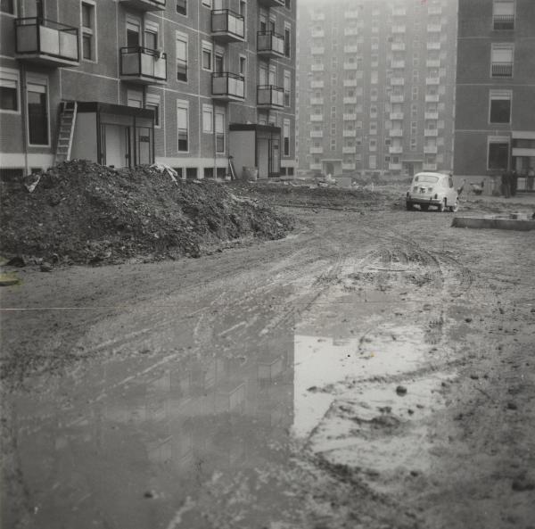 Milano - Quartiere Gratosoglio - Palazzi di edilizia popolare - Costruzione della viabilità interna - Automobile