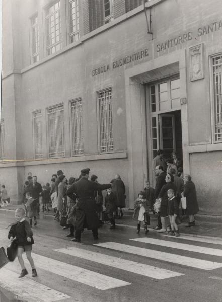 Milano - Quartiere Gratosoglio - Bambini escono dalla scuola elementare - Vigile urbano fa attraversare