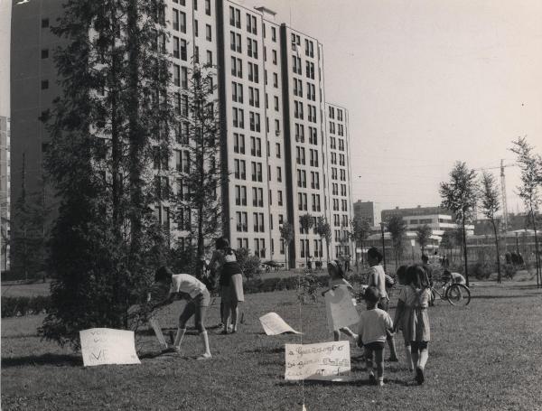 Milano - Quartiere Gratosoglio - Protesta di genitori e bambini per la mancanza di spazi verdi per il gioco - Cartelli - Palazzi