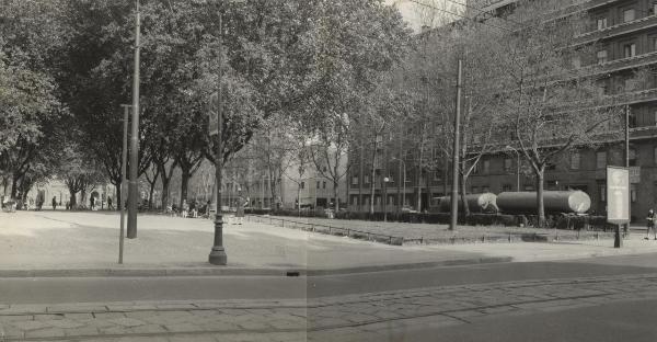 Milano - Viale Argonne - Veduta parziale della zona tra le due carreggiate destinata a giardino