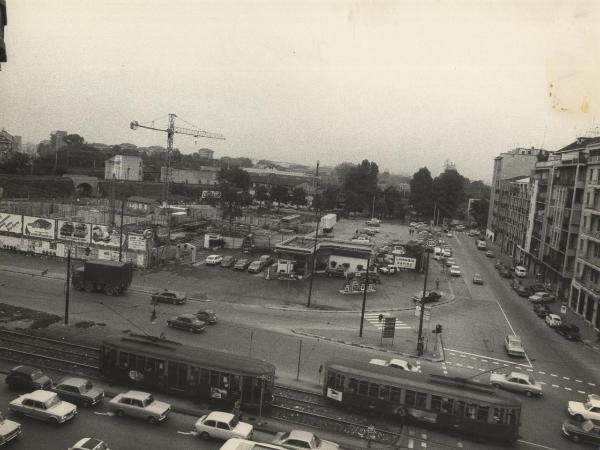 Milano - Viale Corsica - Veduta dall'alto dell'incrocio con via Luigi De Andreis e largo Gianni Rodari - Distributore di benzina con lavaggio - Cantiere