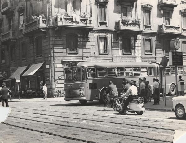 Milano - Via Carlo Farini - Traffico - Autobus - Vigile urbano