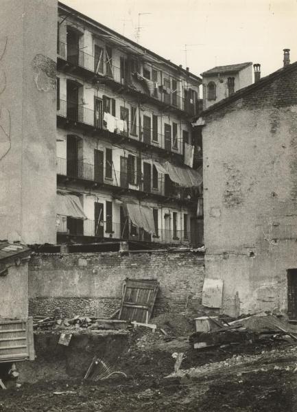 Milano - Via Abbadesse - Case di ringhiera destinate alla demolizione - Speculazione edlizia