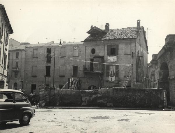 Milano - Quartiere Greco - Via Comune Antico - Casa sotto sfratto da demolire - Speculazione edilizia