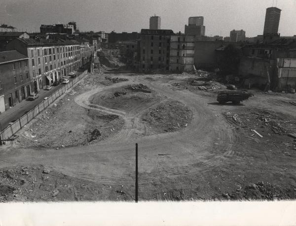 Milano - Quartiere Isola - Demolizione dei vecchi edifici - Speculazione edilizia