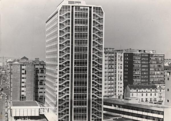 Milano - Centro direzionale - Via Melchiorre Gioia - Palazzo dell'INPS - Nuovi edifici residenziali
