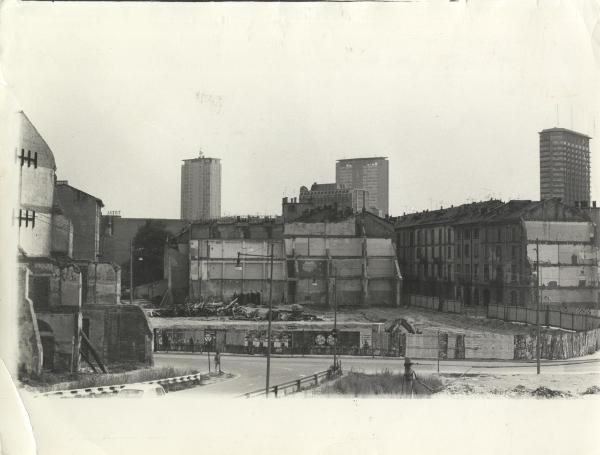 Milano - Quartiere Isola - Via Federico Confalonieri - Via Gaetano De Castilla - Demolizione dei vecchi edifici - Speculazione edilizia