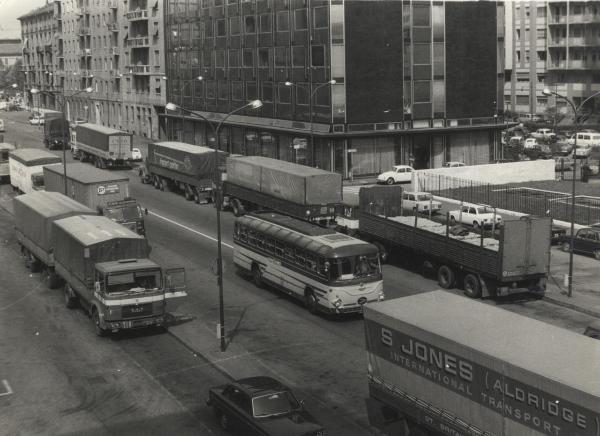 Milano - Via Melchiorre Gioia - Traffico congestionato a causa dei camion