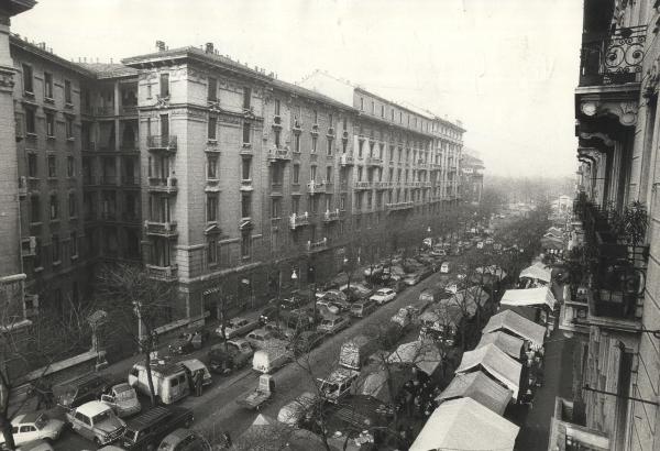 Milano - Quartiere Isola - Via Garigliano - Piazzale Lagosta - Vista dall'alto con le bancarelle del mercato