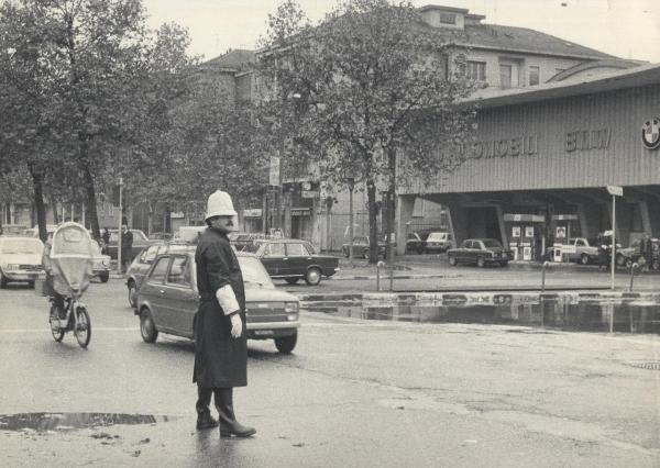 Milano - Incrocio tra viale Marche  e viale Zara - Traffico - Vigile urbano
