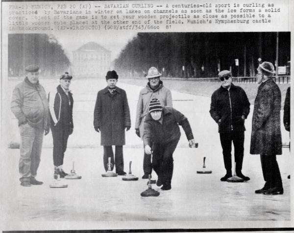 Sport invernali - Curling - Monaco di Baviera (Germania) - Gruppo di anziani gioca a curling su un canale ghiacciato - Sullo sfondo il castello di Nymphenburg