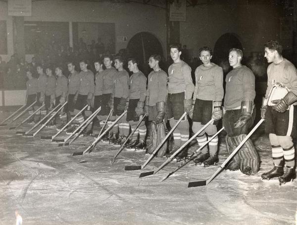 Sport invernali - Hockey su ghiaccio - Vienna (Austria) - La nazionale italiana schierata - Ritratto di gruppo