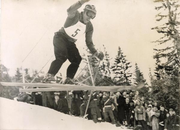 Sport invernali - Sci alpino - Discesa libera maschile - Norefjell-Oslo (Norvegia) - Giochi della VI Olimpiade invernale 1952 - Zeno Colò in azione