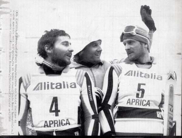 Sport invernali - Sci alpino - Slalom speciale maschile - Aprica - Campionati italiani assoluti di sci alpino 1980 - Il vincitore Piero Gros con Bruno Noeckler (destra) e Mauro Bernardi al termine della gara