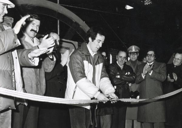 Sport invernali - Sci alpino - Pinzolo - Gustavo Thoeni taglia un nastro di inaugurazione - Folla