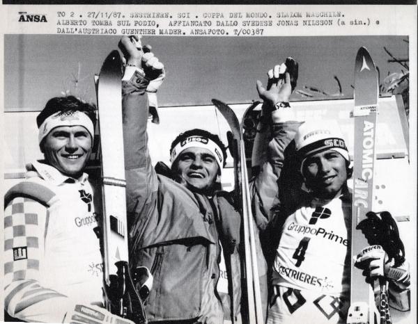 Sport invernali - Sci alpino - Slalom speciale maschile - Sestriere - Coppa del mondo di sci alpino 1988 - Alberto Tomba festeggia la vittoria con Jonas Nilsson (sinistra) e Guenther Mader